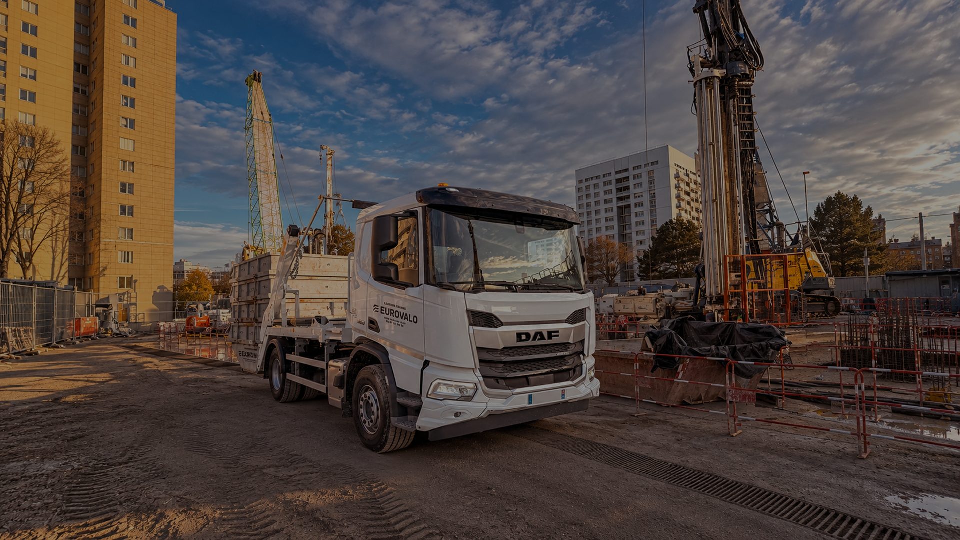 Camion porte-benne Eurovalo sur un chantier